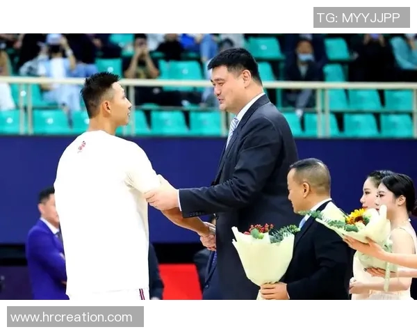 易建联重返赛场展现风采球迷期待他带领球队再创辉煌 易建联重返赛场展现风采球迷期待他带领球队再创辉煌